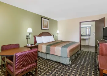 Days Inn by Wyndham Blakely hotel thumbnail 6