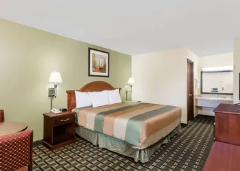 Days Inn by Wyndham Blakely hotel thumbnail 7