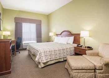 Days Inn & Suites by Wyndham Swainsboro hotel thumbnail 3