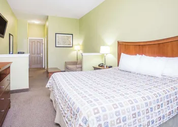 Days Inn & Suites by Wyndham Swainsboro hotel thumbnail 4