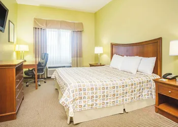 Days Inn & Suites by Wyndham Swainsboro hotel thumbnail 5