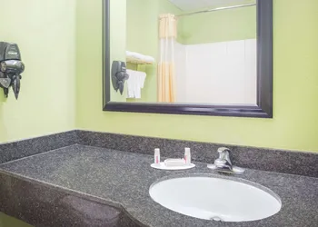 Days Inn & Suites by Wyndham Swainsboro hotel thumbnail 8