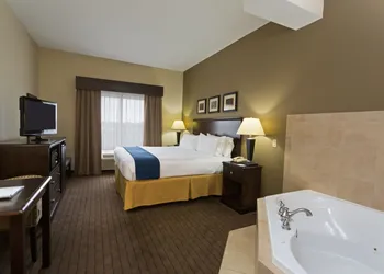 Holiday Inn Express and Suites Moultrie by IHG hotel thumbnail 5