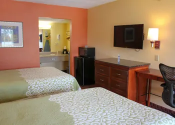 Rose Garden Inn & Suites hotel thumbnail 2