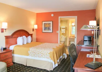 Rose Garden Inn & Suites hotel thumbnail 4