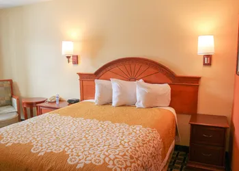 Rose Garden Inn & Suites hotel thumbnail 6