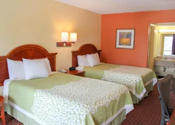 Rose Garden Inn & Suites hotel thumbnail 7