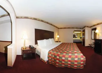 Days Inn & Suites by Wyndham Pine Bluff hotel thumbnail 3