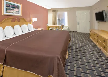 Days Inn & Suites by Wyndham Pine Bluff hotel thumbnail 4