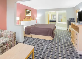 Days Inn & Suites by Wyndham Pine Bluff hotel thumbnail 5