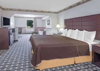 Days Inn & Suites by Wyndham Pine Bluff hotel thumbnail 6