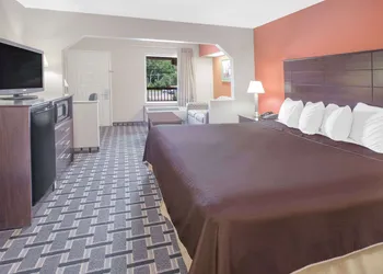Days Inn & Suites by Wyndham Pine Bluff hotel thumbnail 7