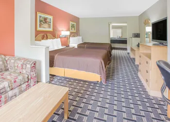 Days Inn & Suites by Wyndham Pine Bluff hotel thumbnail 8