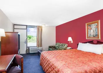 Days Inn by Wyndham Martin hotel thumbnail 4