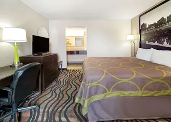 Super 8 by Wyndham Lakeland hotel thumbnail 7