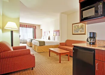 Holiday Inn Express Hotel & Suites Dyersburg by IHG hotel thumbnail 3