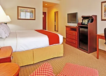 Holiday Inn Express Hotel & Suites Dyersburg by IHG hotel thumbnail 6