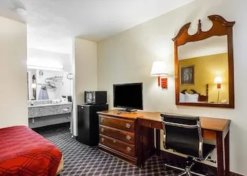 Econo Lodge Dyersburg I-155 hotel thumbnail 5