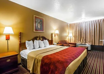 Econo Lodge Dyersburg I-155 hotel thumbnail 6