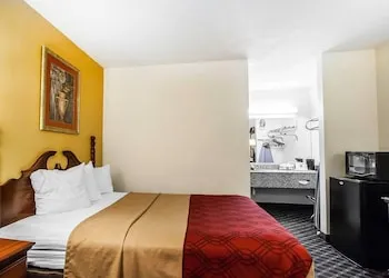Econo Lodge Dyersburg I-155 hotel thumbnail 8