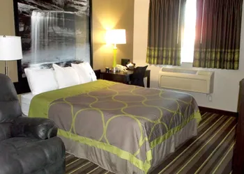Super 8 by Wyndham Brookings hotel thumbnail 8