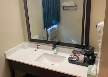 Super 8 by Wyndham Huron hotel thumbnail 7