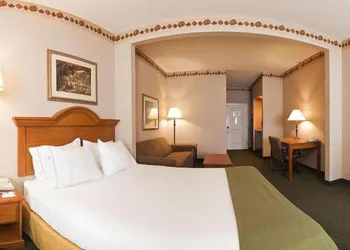 Holiday Inn Express & Suites Winner by IHG hotel thumbnail 3