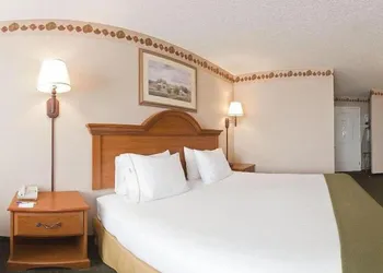 Holiday Inn Express & Suites Winner by IHG hotel thumbnail 5