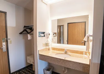 Quality Inn & Suites Watertown near Prairie Lakes Ice Arena hotel thumbnail 4
