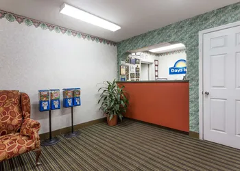 Days Inn by Wyndham Dickson hotel thumbnail 5
