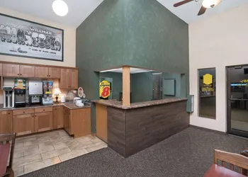 Super 8 by Wyndham Willmar hotel thumbnail 6