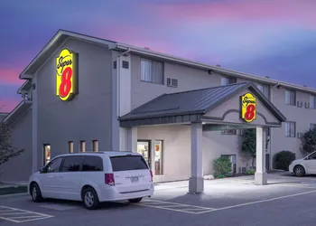 Super 8 by Wyndham Willmar hotel thumbnail 7