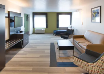 Holiday Inn Express & Suites Worthington by IHG hotel thumbnail 3
