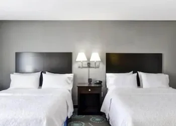 Hampton Inn Defiance hotel thumbnail 3
