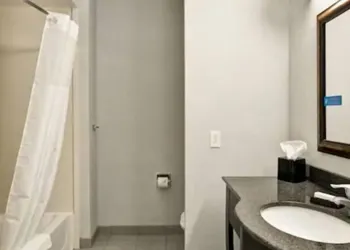 Hampton Inn Defiance hotel thumbnail 8
