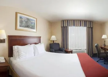 Holiday Inn Express Hotel & Suites Mountain Home by IHG hotel thumbnail 3