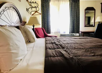 Ozark Inn & Suites hotel thumbnail 3