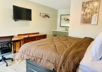 Ozark Inn & Suites hotel thumbnail 5