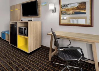 Days Inn by Wyndham Waycross hotel thumbnail 4