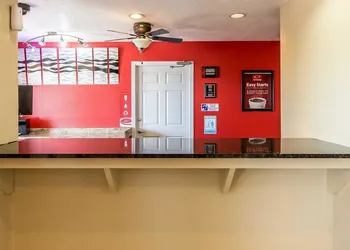 Econo Lodge Pryor hotel thumbnail 3