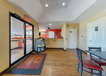 Econo Lodge Pryor hotel thumbnail 7