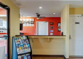 Econo Lodge Pryor hotel thumbnail 8