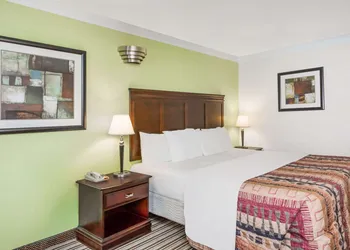 Days Inn by Wyndham Oneonta AL hotel thumbnail 7