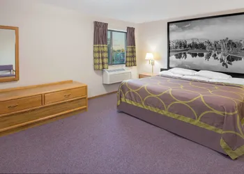 Super 8 by Wyndham Knoxville hotel thumbnail 4