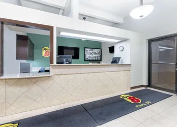 Super 8 by Wyndham Pierre SD hotel thumbnail 2