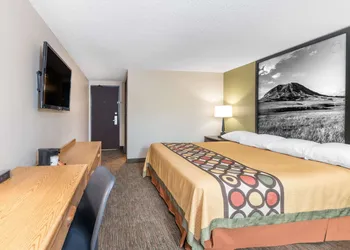Super 8 by Wyndham Pierre SD hotel thumbnail 3