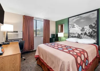 Super 8 by Wyndham Pierre SD hotel thumbnail 4
