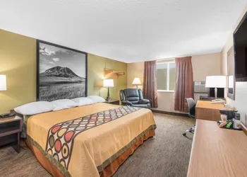 Super 8 by Wyndham Pierre SD hotel thumbnail 5