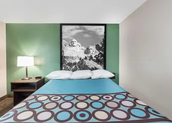 Super 8 by Wyndham Pierre SD hotel thumbnail 6