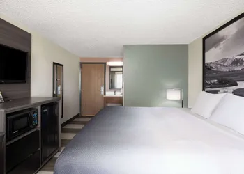 Super 8 by Wyndham Conrad hotel thumbnail 5
